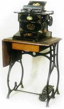 דגם נוסף של מכונת הכתיבה הראשונה שיצרה חברת רמינגטון על-פי המפרט של שולס